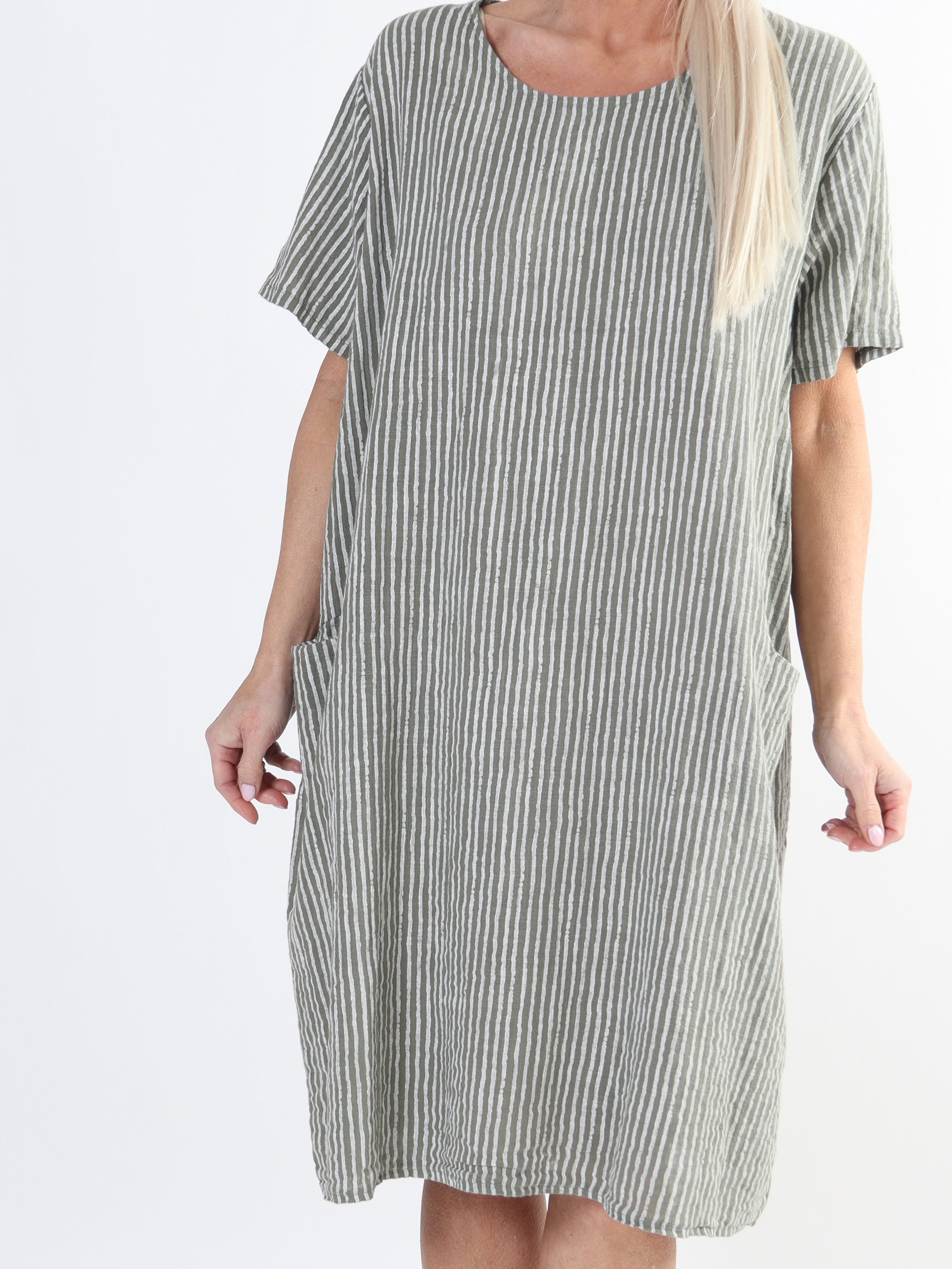 Louise - Finrandig plus size-klänning i linneaktigt bomullstyg